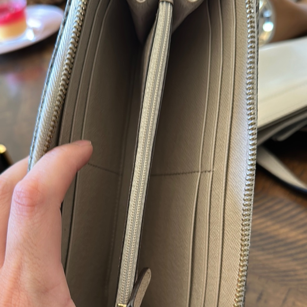 Michael Kors Brown Wallet Luxurious Design - Picture 3 of 4